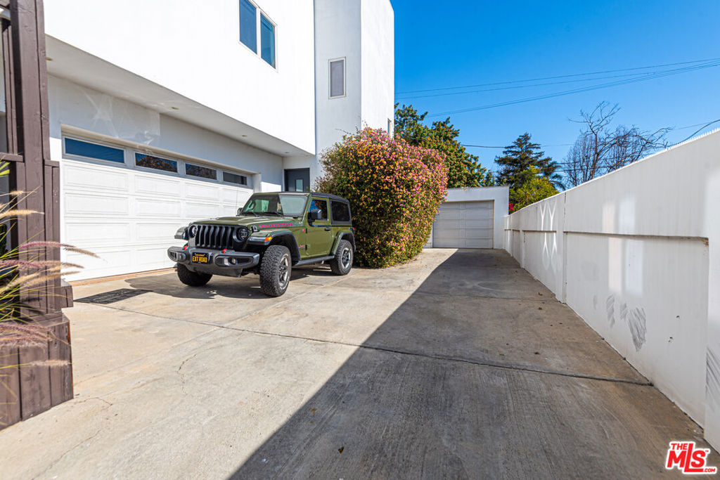 1336 N Fairfax Avenue Property Photo 7