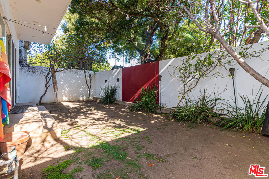1336 N Fairfax Avenue Property Photo 8