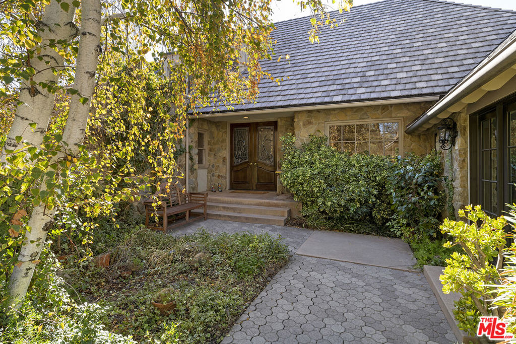 5200 Collier Place Property Photo 7