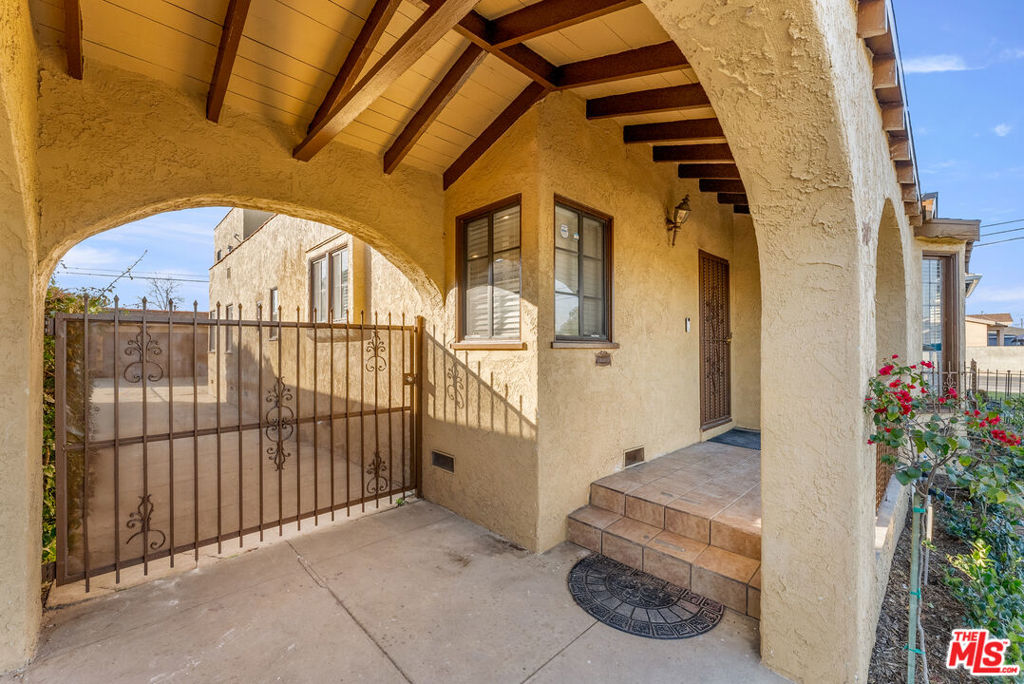 8905 S Wilton Place Property Photo 3
