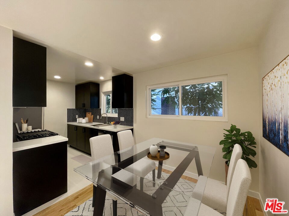 1807 Oak Street Property Photo 4