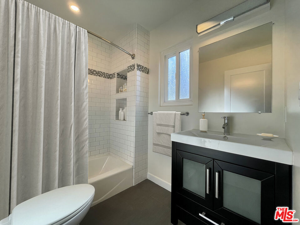 1807 Oak Street Property Photo 8
