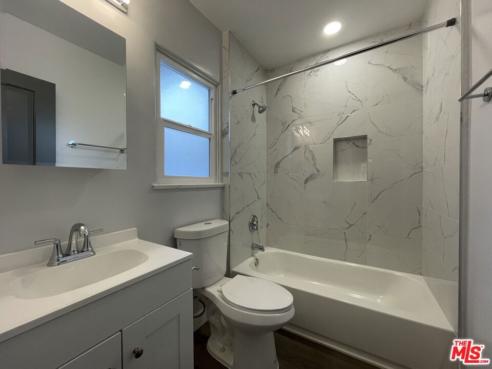 1807 Oak Street Property Photo 25