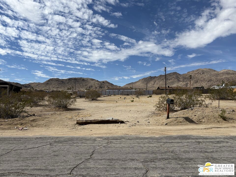 4758 Avenida La Flora Desierta Property Photo 4