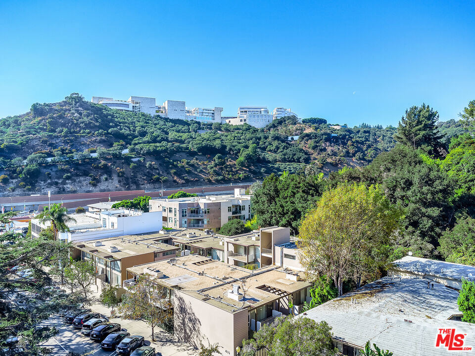 833 Moraga Drive Property Photo