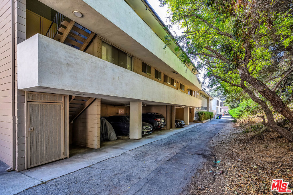 833 Moraga Drive Property Photo 6