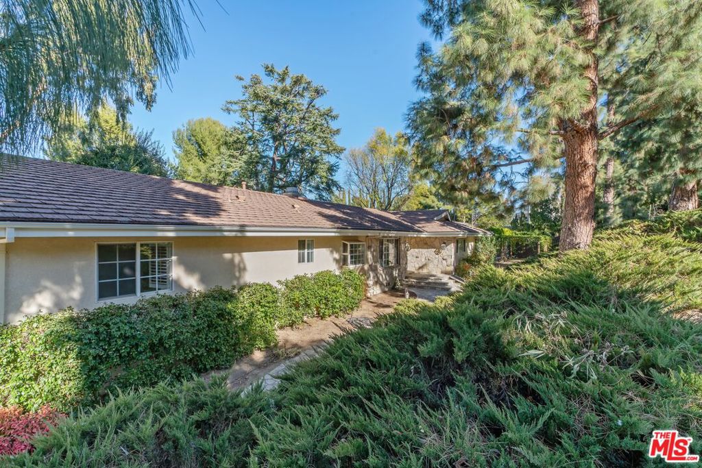 17035 Oak View Drive Property Photo 1