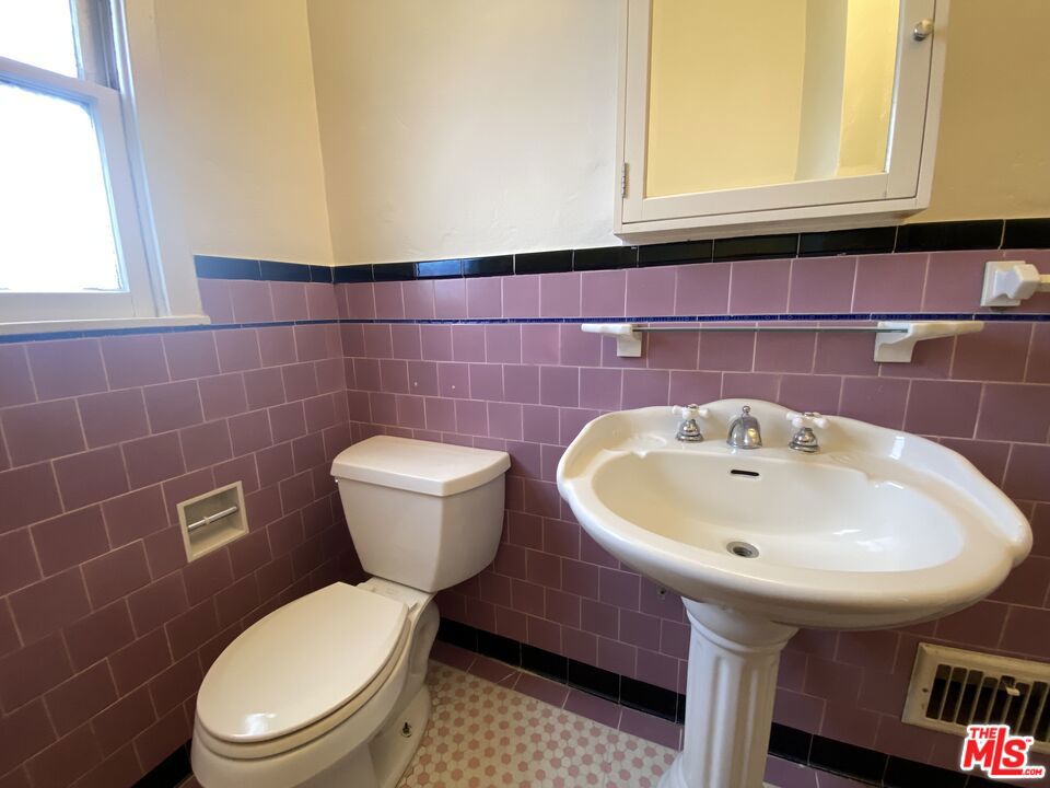 455 N Sycamore Avenue Property Photo 27