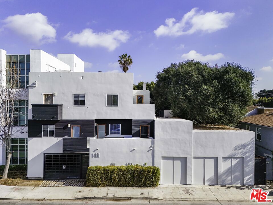 1411 Cloverfield Boulevard Property Photo 3