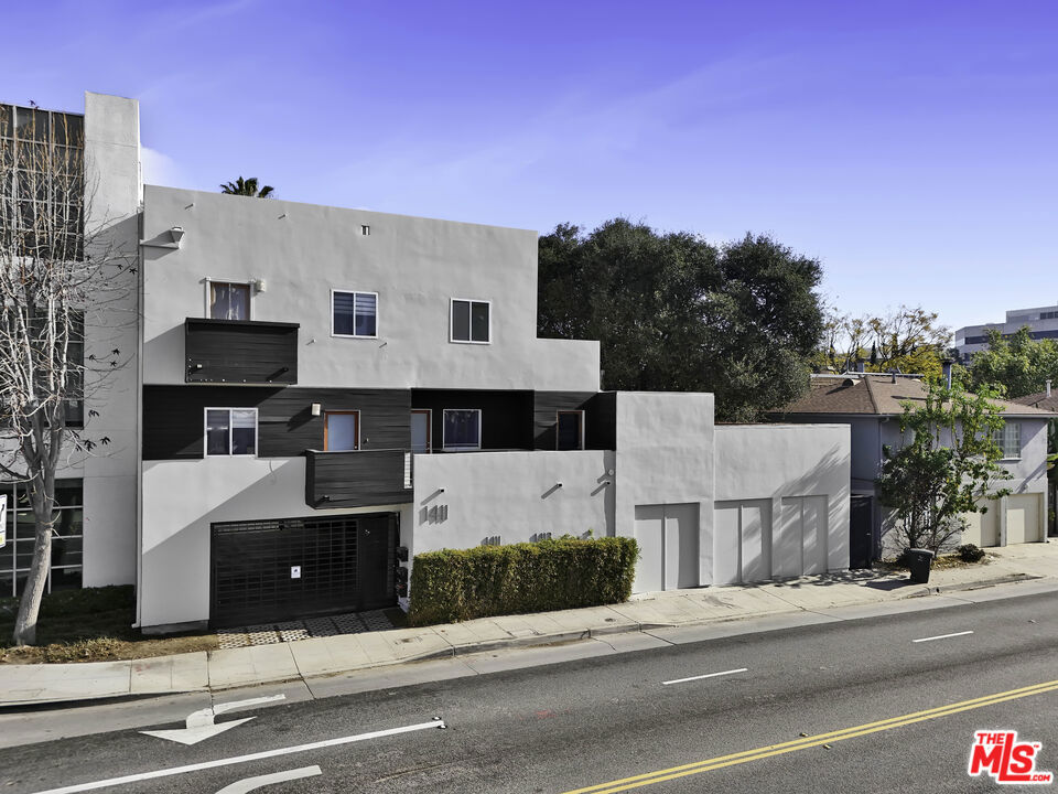 1411 Cloverfield Boulevard Property Photo 4