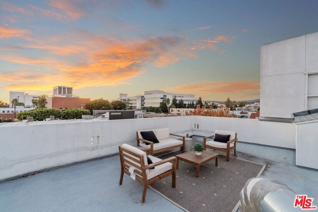 1411 Cloverfield Boulevard Property Photo 7