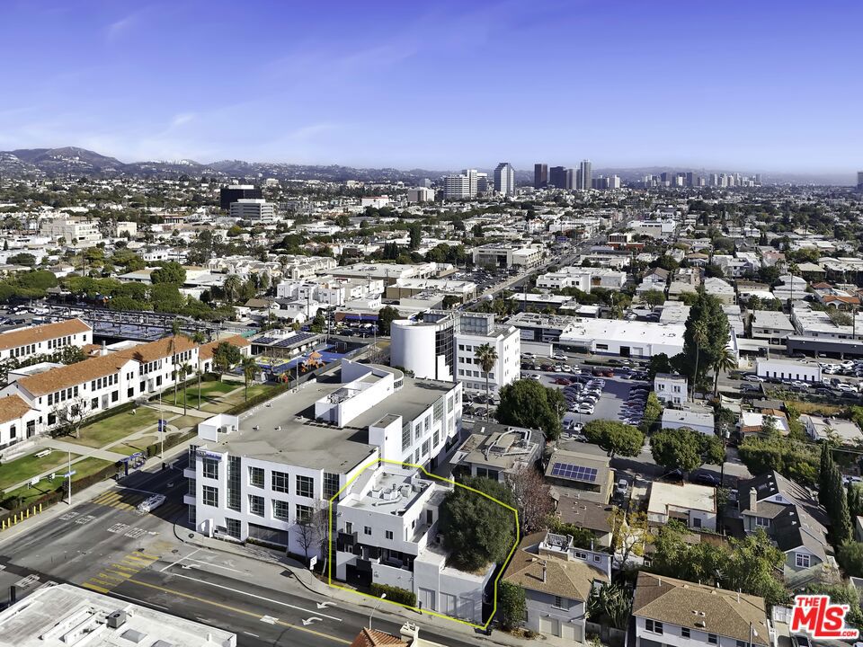 1411 Cloverfield Boulevard Property Photo 12