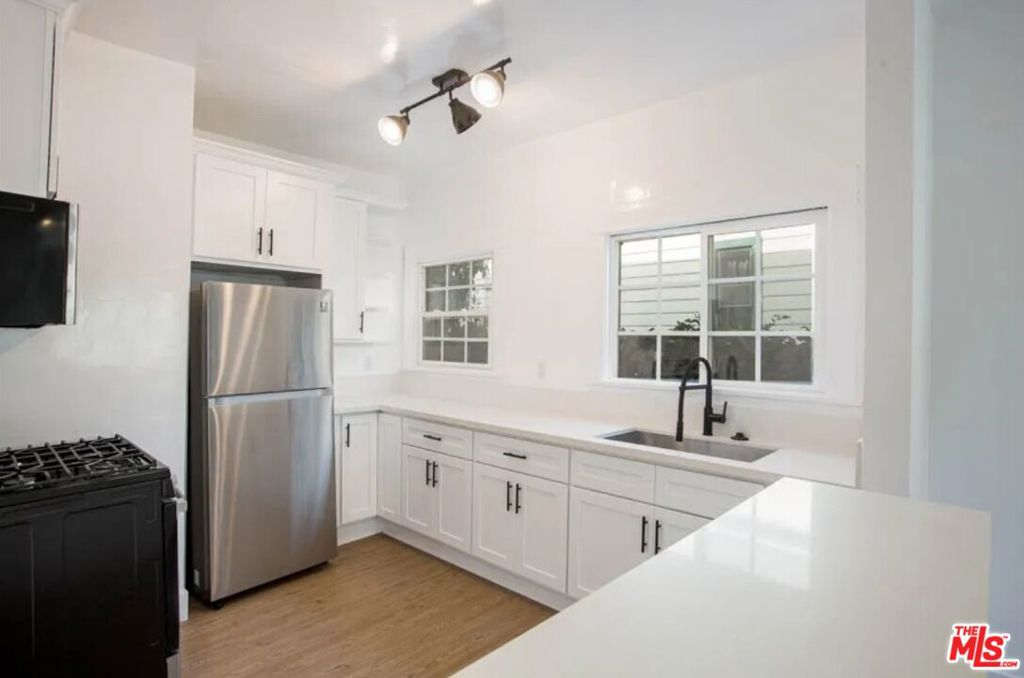 1934 New England Street Property Photo 10
