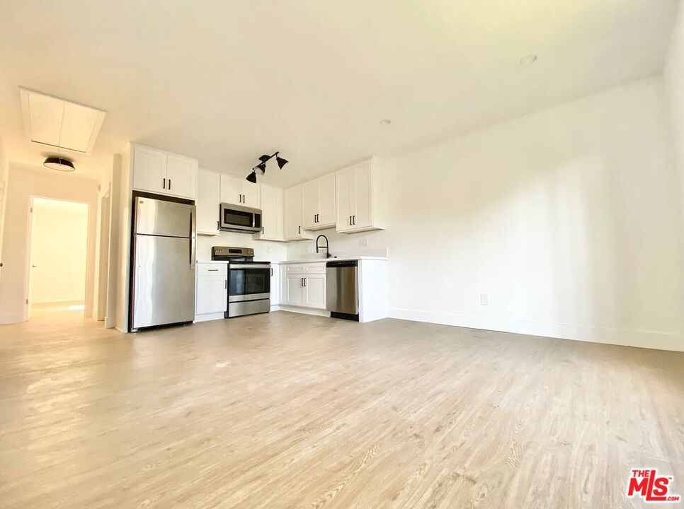 1934 New England Street Property Photo 12
