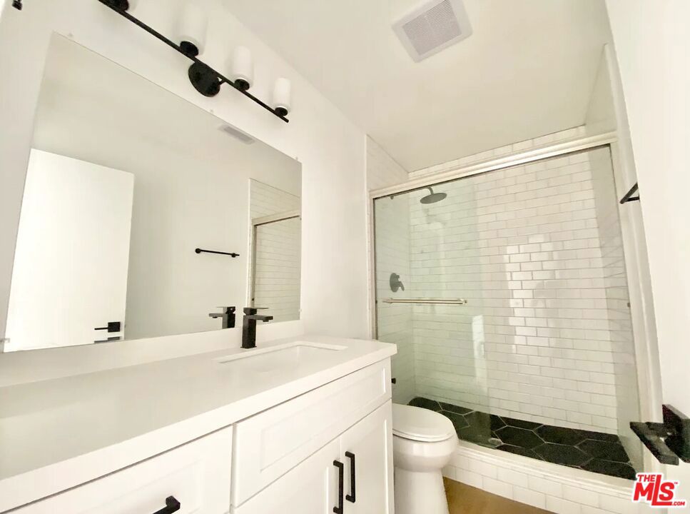 1934 New England Street Property Photo 13