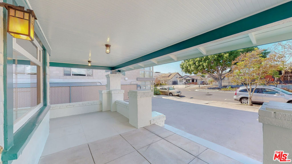 536 N N Larchmont Boulevard Property Photo 3