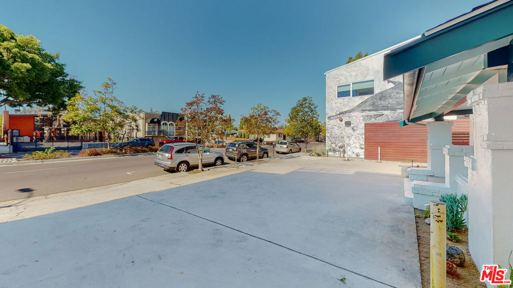 536 N N Larchmont Boulevard Property Photo 6