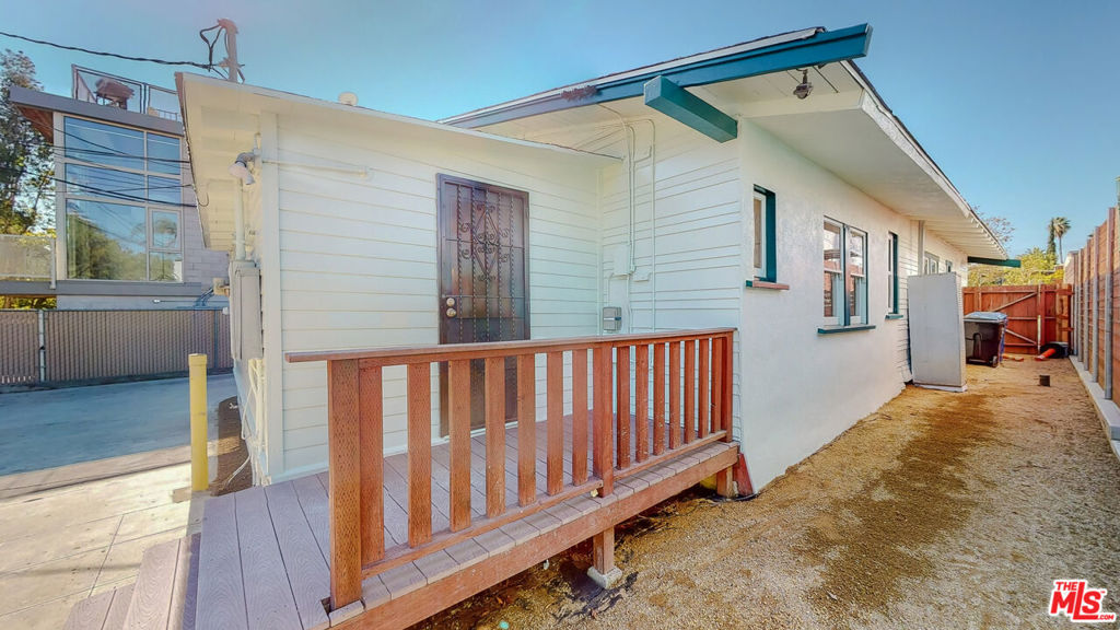 536 N N Larchmont Boulevard Property Photo 7
