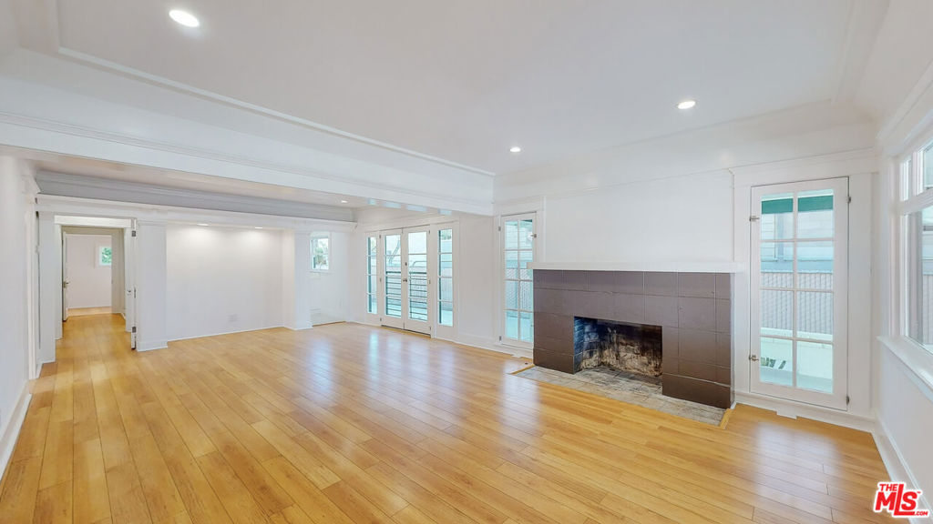 536 N N Larchmont Boulevard Property Photo 8