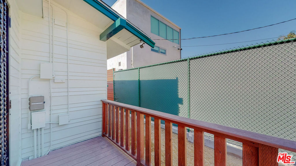 536 N N Larchmont Boulevard Property Photo 9