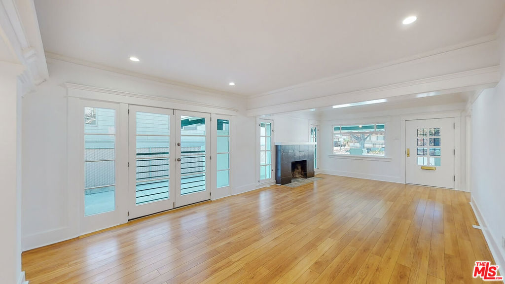 536 N N Larchmont Boulevard Property Photo 10