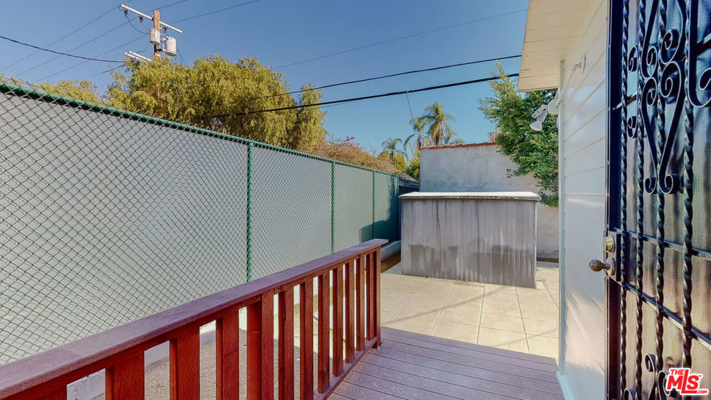 536 N N Larchmont Boulevard Property Photo 11