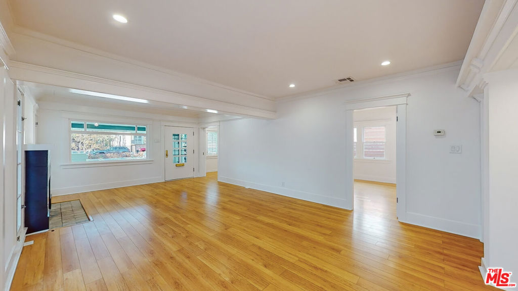536 N N Larchmont Boulevard Property Photo 12