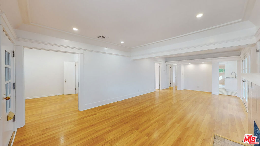 536 N N Larchmont Boulevard Property Photo 14