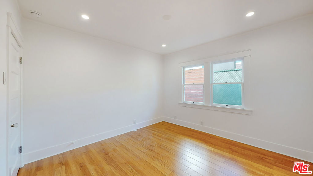 536 N N Larchmont Boulevard Property Photo 18