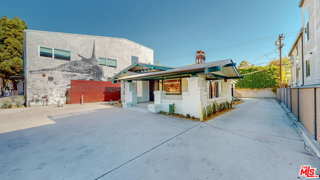 536 N N Larchmont Boulevard Property Photo 19