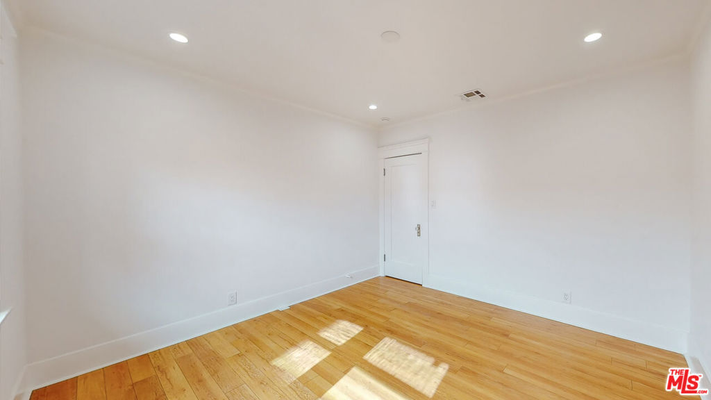 536 N N Larchmont Boulevard Property Photo 21