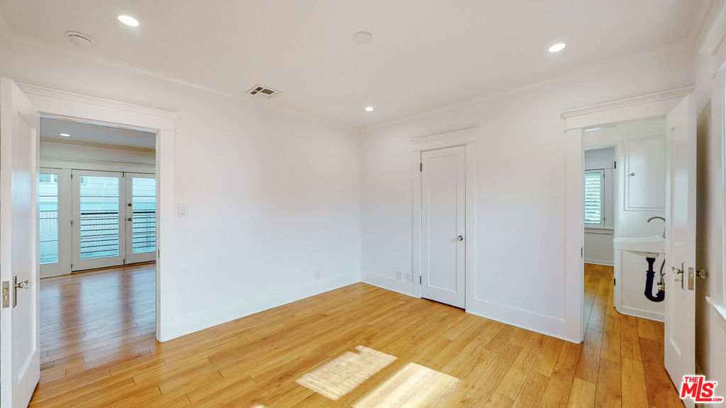 536 N N Larchmont Boulevard Property Photo 22