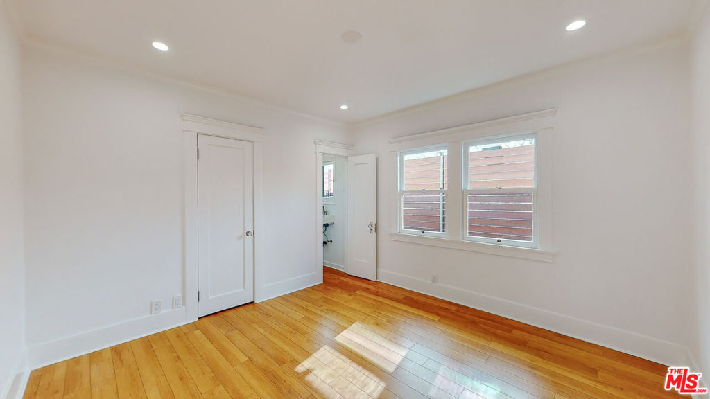 536 N N Larchmont Boulevard Property Photo 23