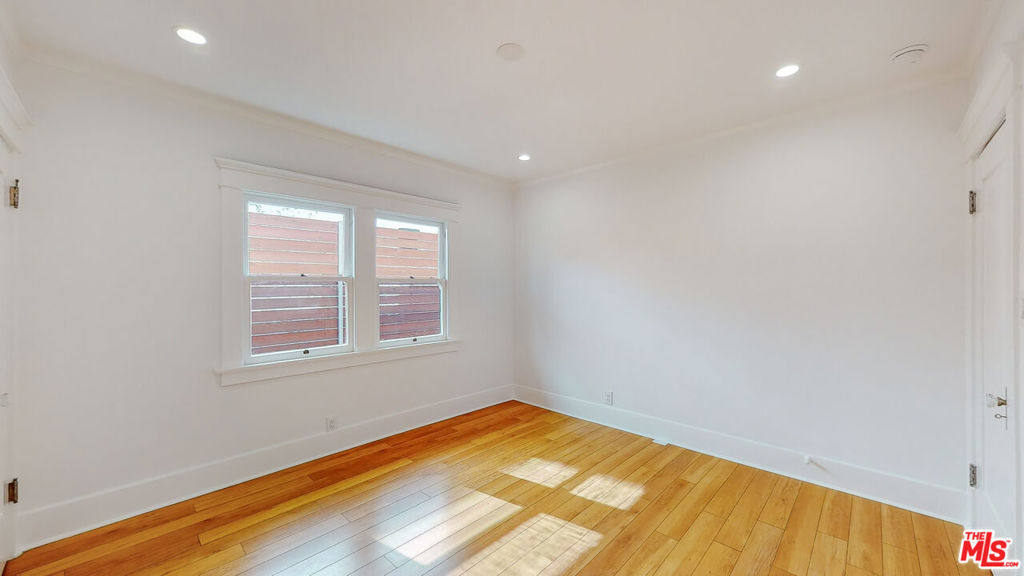 536 N N Larchmont Boulevard Property Photo 24