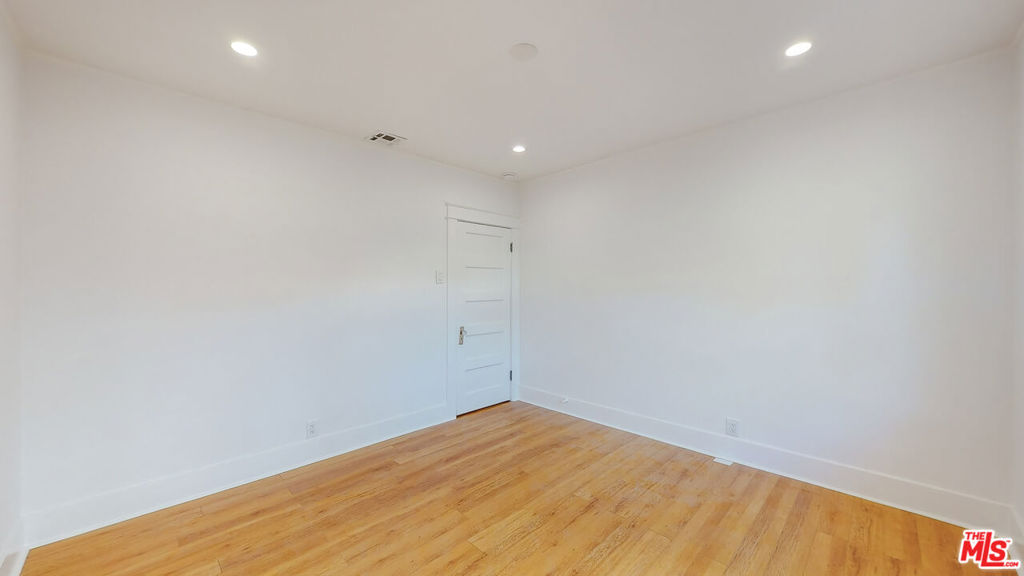536 N N Larchmont Boulevard Property Photo 27
