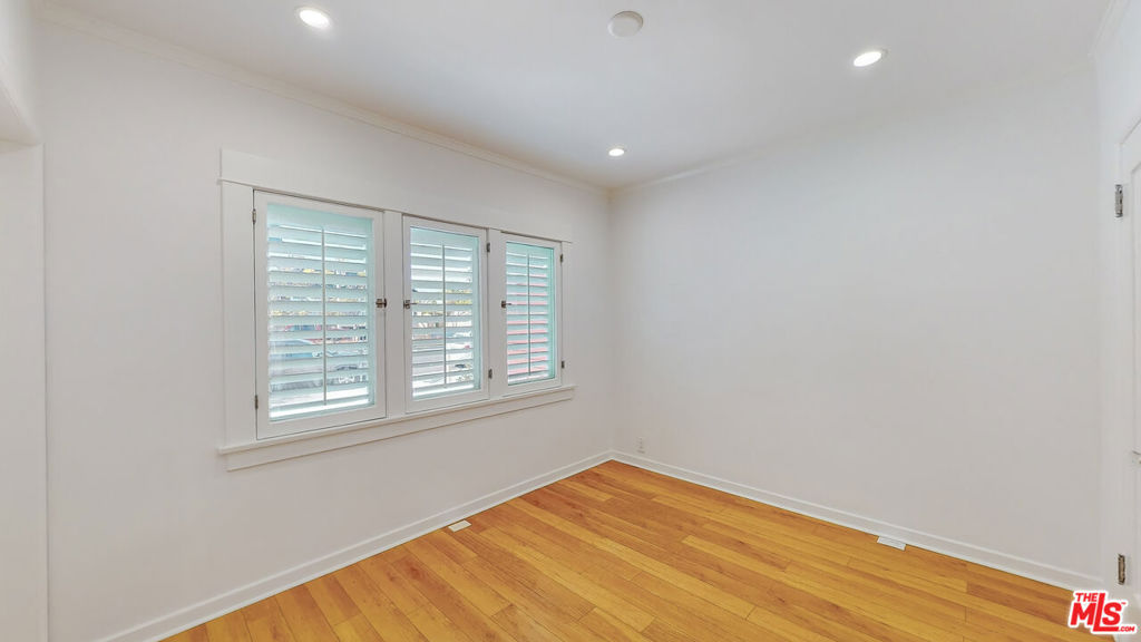 536 N N Larchmont Boulevard Property Photo 28