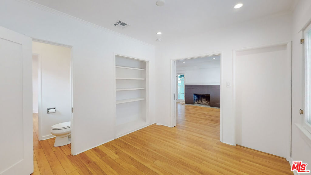 536 N N Larchmont Boulevard Property Photo 29