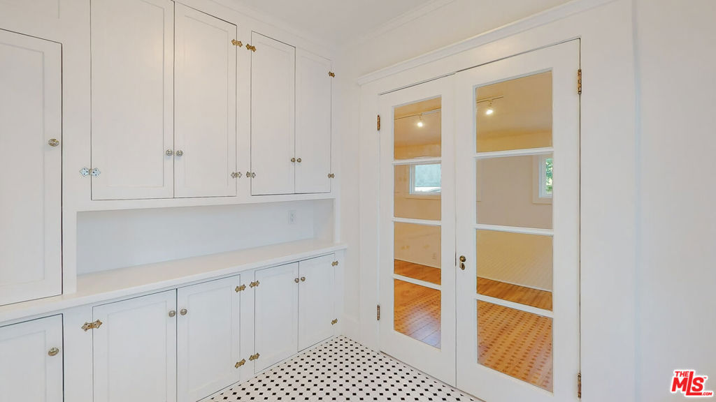 536 N N Larchmont Boulevard Property Photo 31