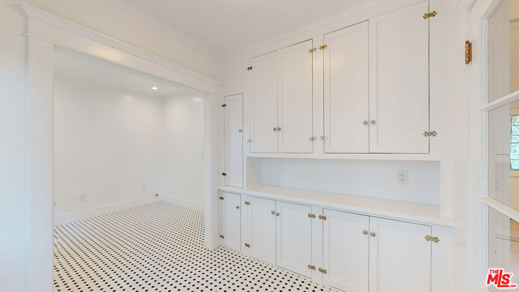 536 N N Larchmont Boulevard Property Photo 32