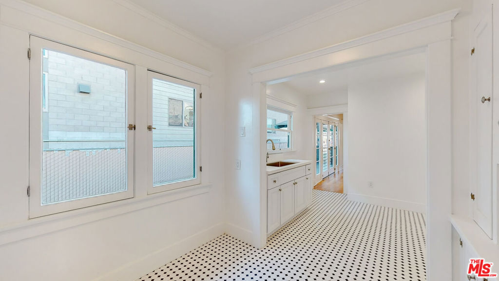 536 N N Larchmont Boulevard Property Photo 33