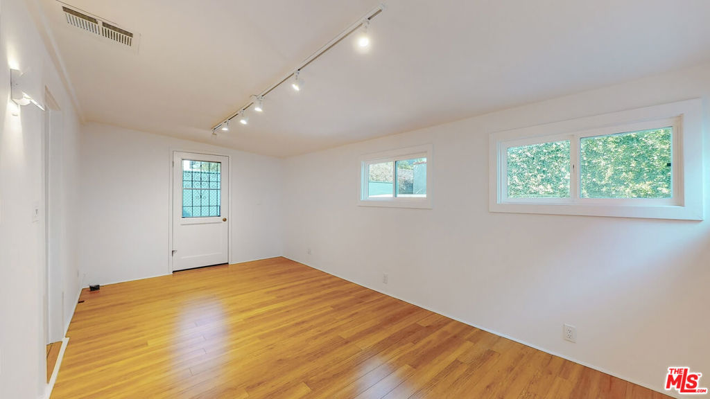 536 N N Larchmont Boulevard Property Photo 34