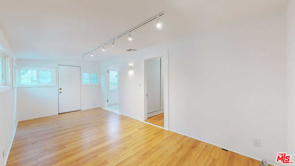 536 N N Larchmont Boulevard Property Photo 35
