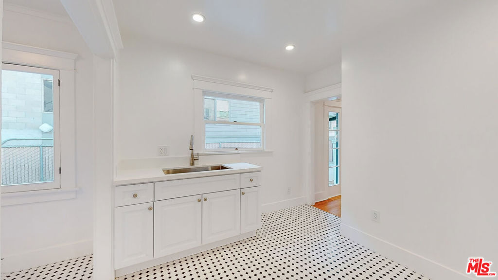 536 N N Larchmont Boulevard Property Photo 36