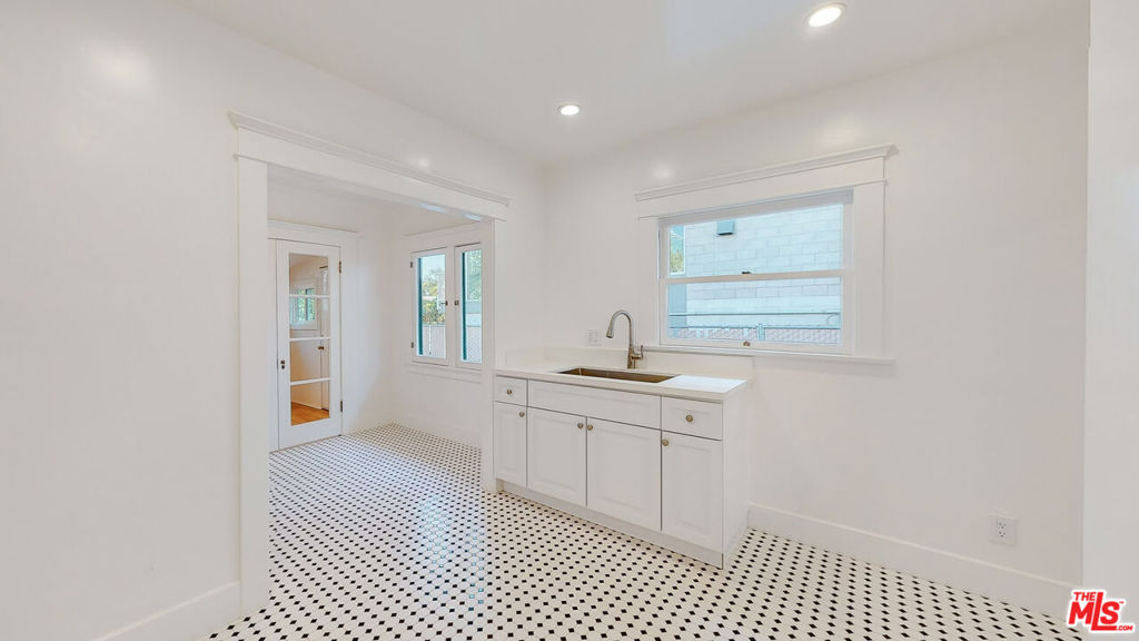 536 N N Larchmont Boulevard Property Photo 37