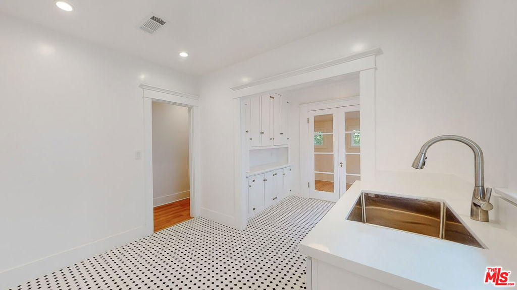 536 N N Larchmont Boulevard Property Photo 38