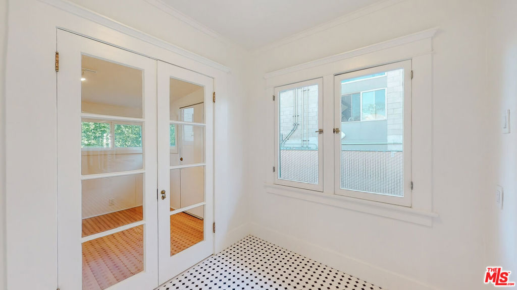536 N N Larchmont Boulevard Property Photo 39