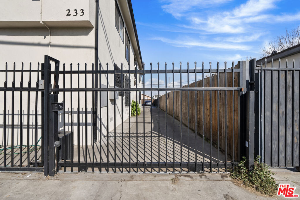 233 W Century Boulevard Property Photo 2