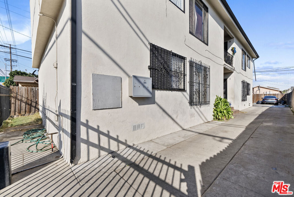 233 W Century Boulevard Property Photo 3