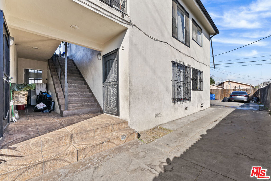233 W Century Boulevard Property Photo 4