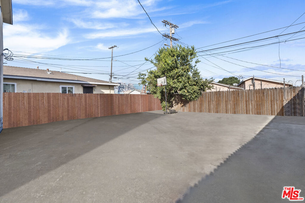 233 W Century Boulevard Property Photo 5